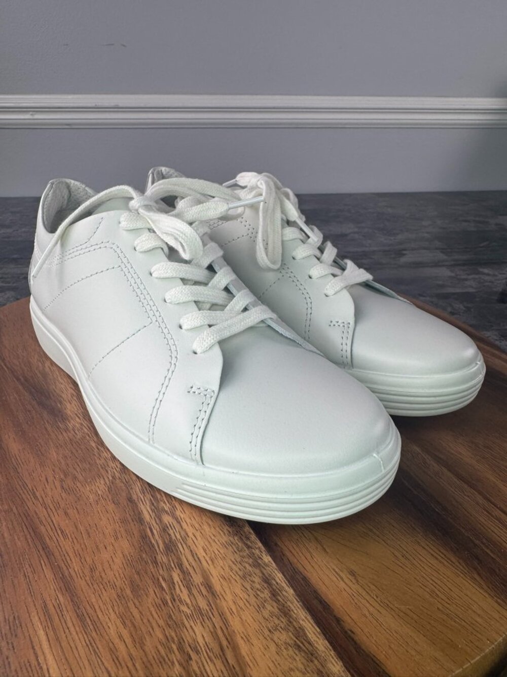 ECCO Men's 6-6.5 White Classic Low Top Sneaker Lace-Up Preppy Casual City